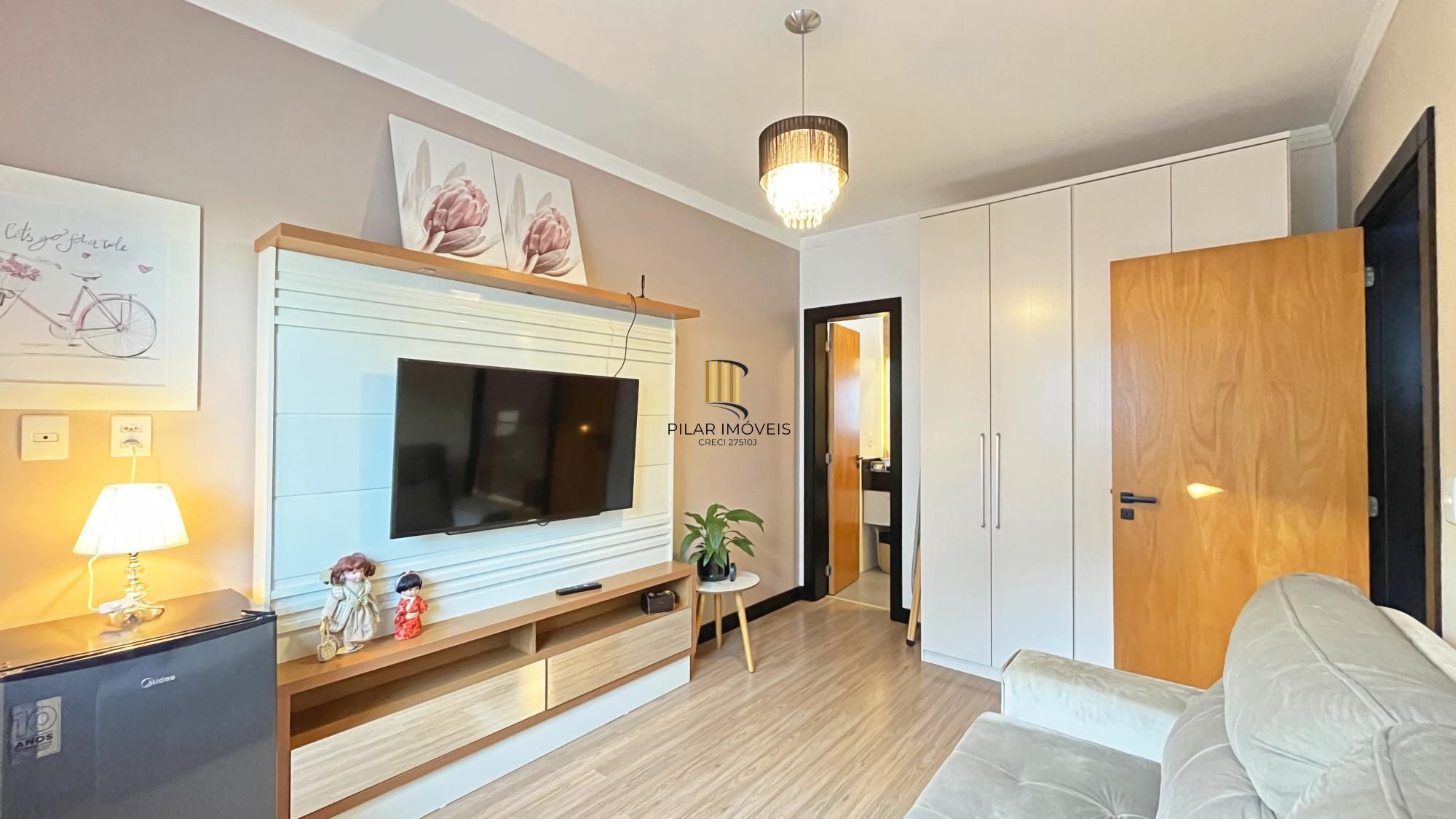 Casa à venda com 174m², 3 dormitórios, 3 suítes, 2 vagas, no bairro Hípica em Porto Alegre