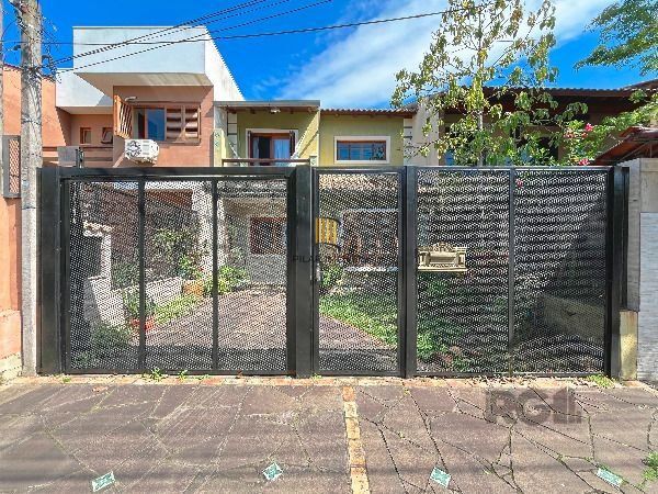 Casa em Porto Alegre, no bairro Hípica, com 3 dormitório(s), e 2 banheiros, à venda.