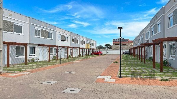 Casa em Porto Alegre, no bairro Vila Nova, com 2 dormitório(s), e 2 banheiros, à venda.