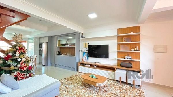 Casa em Porto Alegre, no bairro Guarujá, com 3 dormitório(s), e 3 banheiros, à venda.