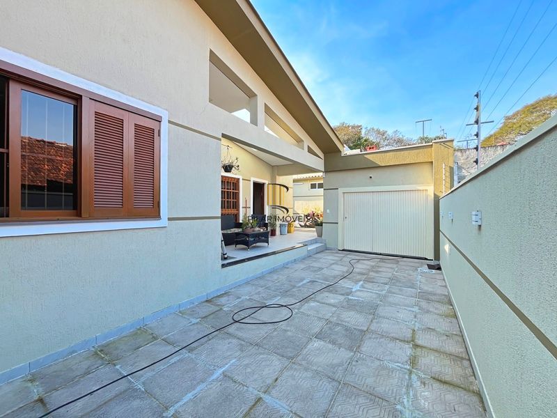 Ótima casa térrea com 4D, piscina e garagem fechada para 2 carros no Jardim Medianeira.