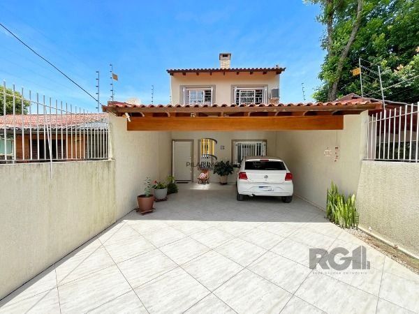 Casa em Porto Alegre, no bairro Serraria, com 3 dormitório(s), e 3 banheiros, à venda.