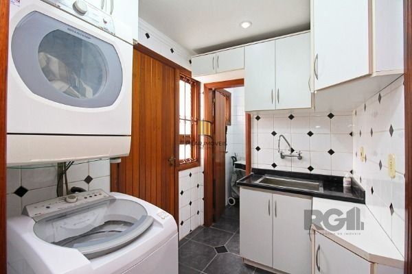 Casa em Porto Alegre, no bairro Ipanema, com 3 dormitório(s), e 3 banheiros, à venda.