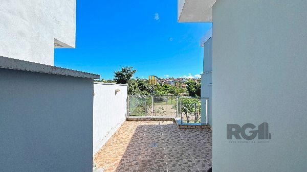 Casa em Porto Alegre, no bairro Guarujá, com 3 dormitório(s), e 3 banheiros, à venda.