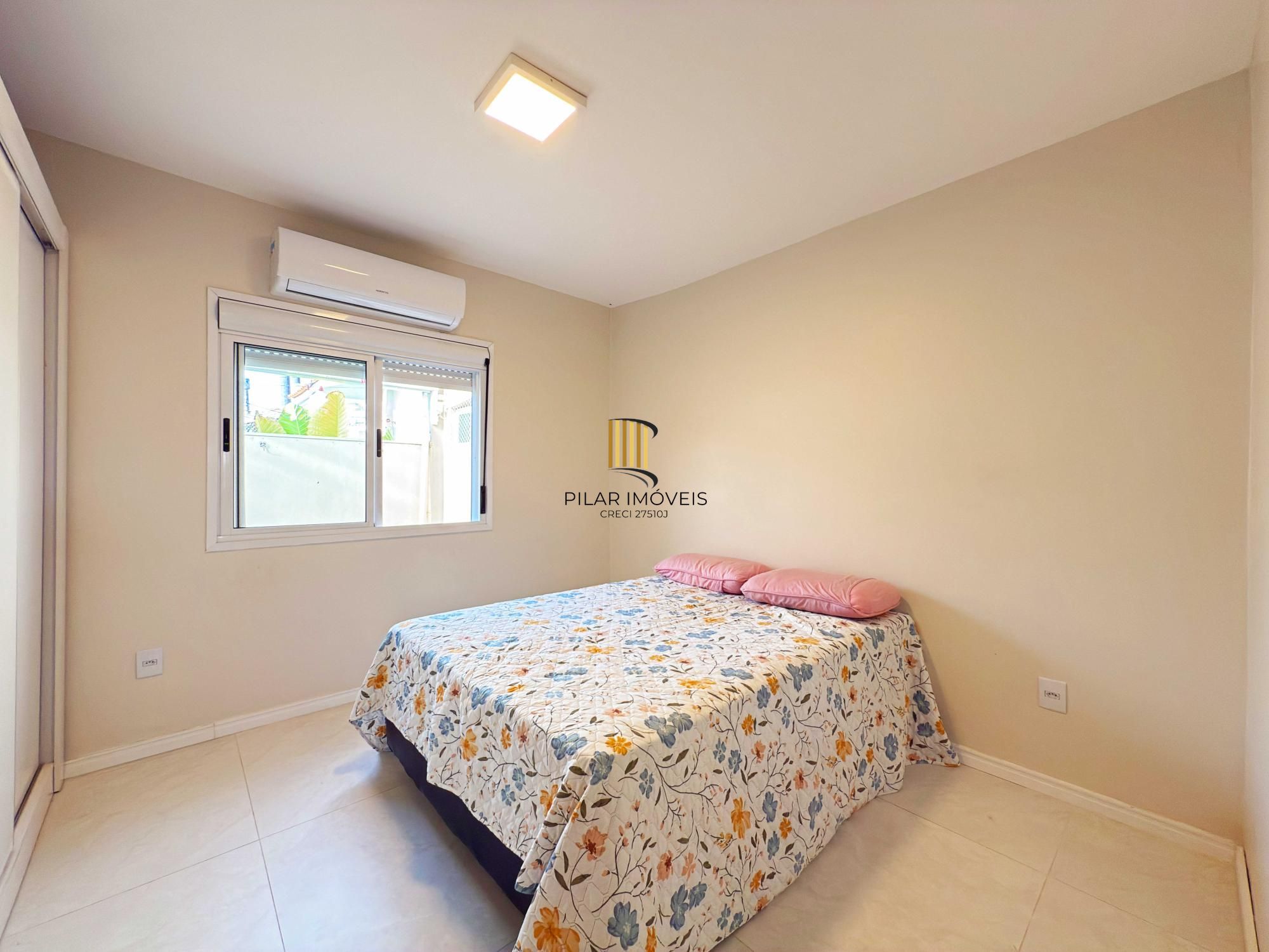 Excelente residência térrea totalmente reformada em condomínio fechado com 2 dormitórios e 2 vagas de garagens