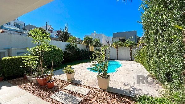 Casa Condominio em Porto Alegre, no bairro Hípica, com 3 dormitório(s), e 3 banheiros, à venda.