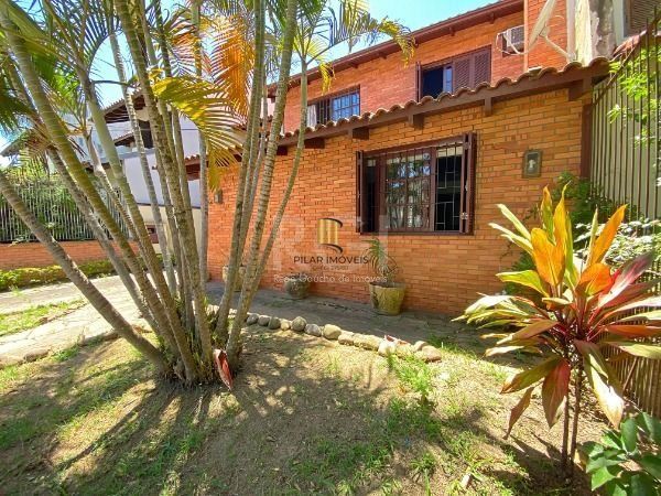 Casa em Porto Alegre, no bairro Ipanema, com 3 dormitório(s), e 3 banheiros, à venda.