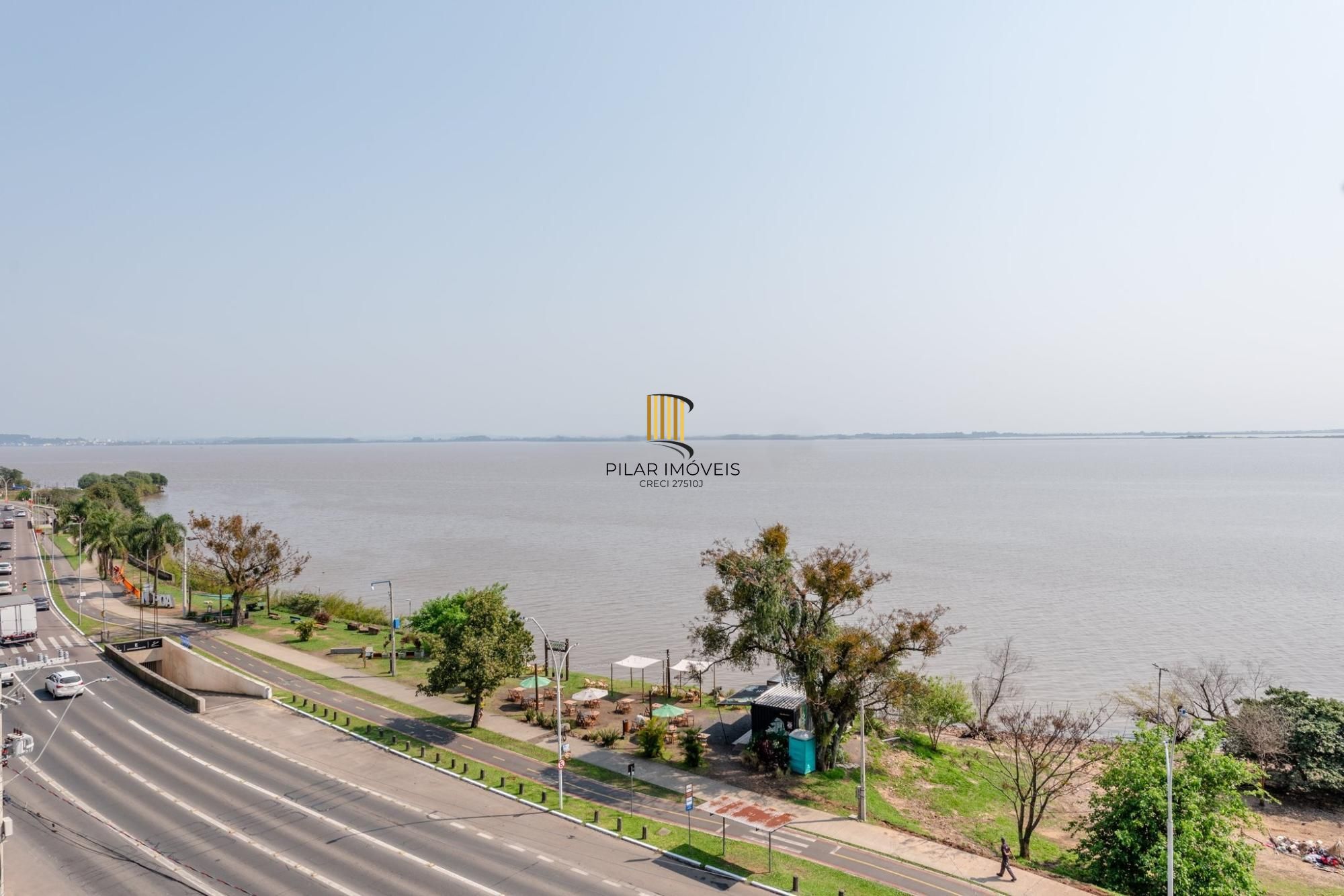Belíssimo apartamento com projeto diferenciado e vista deslumbrante para o pôr do sol do Guaíba.