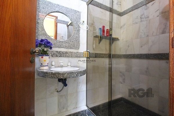 Casa em Porto Alegre, no bairro Guarujá, com 5 dormitório(s), e 5 banheiros, à venda.