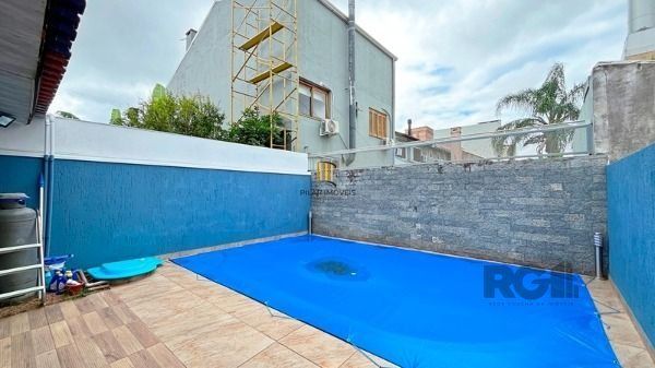 Casa em Porto Alegre, no bairro Hípica, com 3 dormitório(s), e 3 banheiros, à venda.