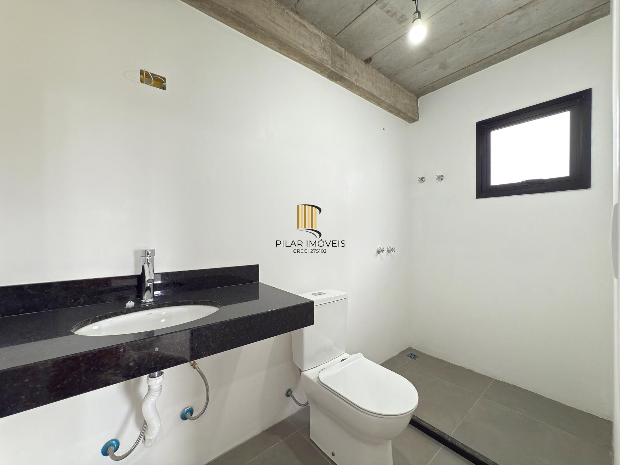 Sobrado em condomínio em Porto Alegre, no bairro Hípica, com 3 dormitórios.