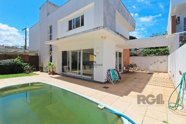 Casa em Porto Alegre, no bairro Hípica, com 3 dormitório(s), e 3 banheiros, à venda.