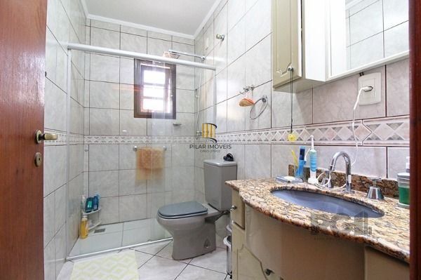 Casa em Porto Alegre, no bairro Ipanema, com 4 dormitório(s), e 4 banheiros, à venda.