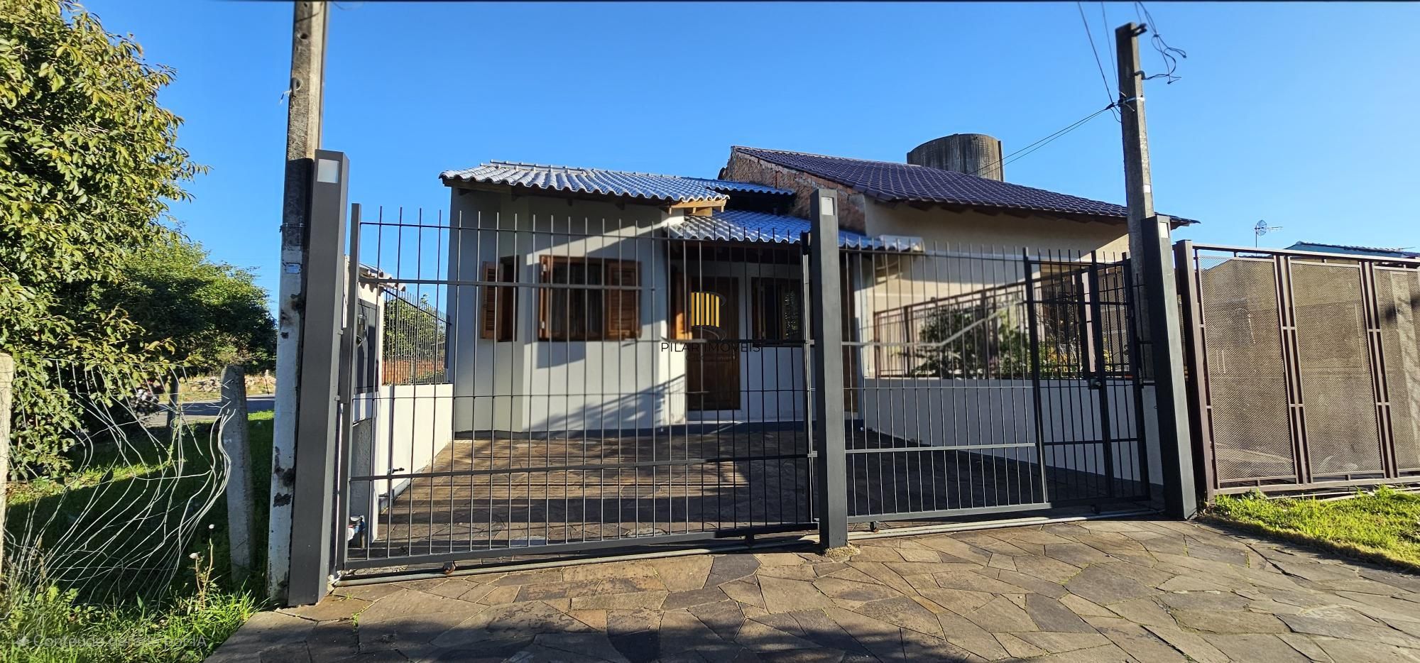 Casa 2 dormitórios no bairro Hípica