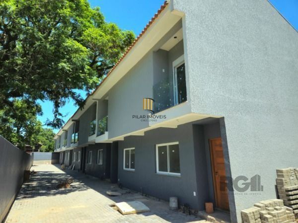 Casa Condominio em Porto Alegre, no bairro Nonoai, com 2 dormitório(s), e 2 banheiros, à venda.