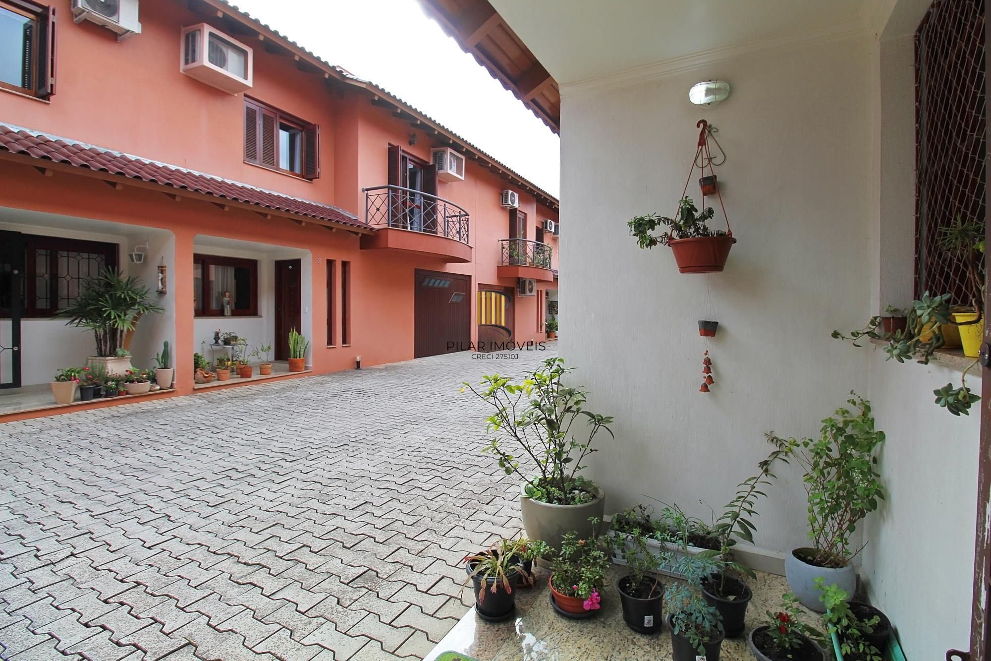 Casa em condomínio com 3 dormitórios, sendo 1 suíte com closet e sacada