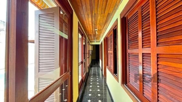 Casa em Porto Alegre, no bairro Guarujá, com 5 dormitório(s), e 5 banheiros, à venda.