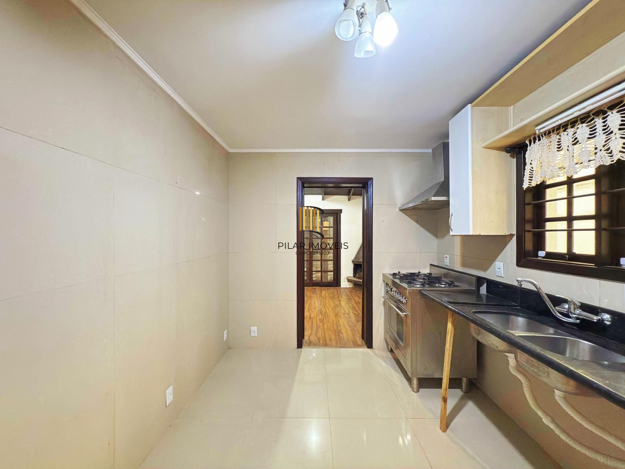 Residência á venda no bairro Guarujá com 2 dormitórios.