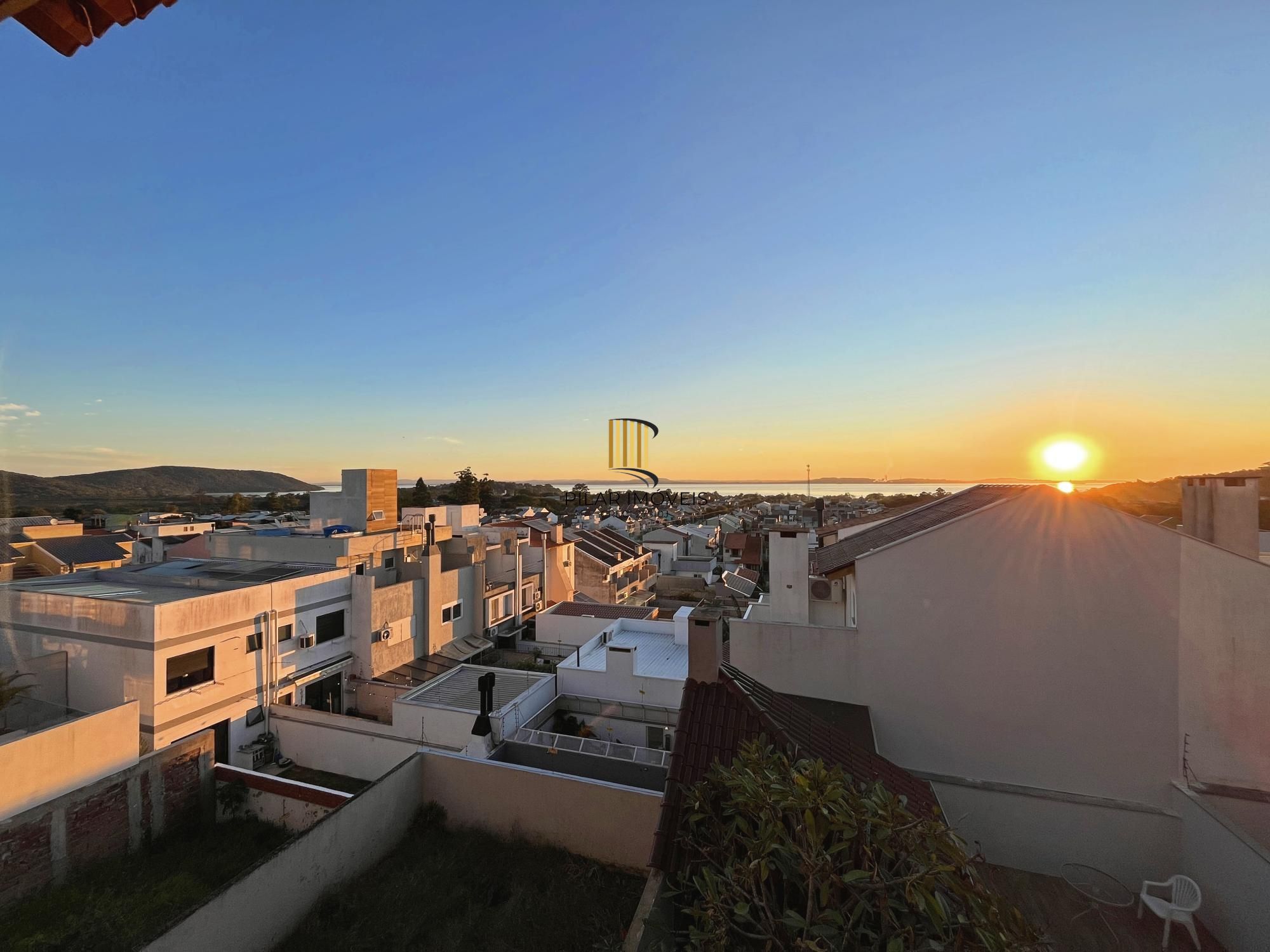 Casa para Venda - 270m², 3 dormitórios, sendo 1 suites, 2 vagas - Guarujá