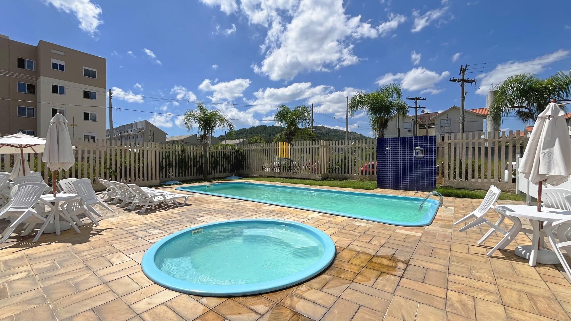 Casa 2 dormitórios em condomínio, semi mobiliada, vaga coberta para 2 carros, lareira e pátio com churrasqueira. Condomínio com infra de lazer completo. Próximo ao comércio e todas as conveniências do bairro.