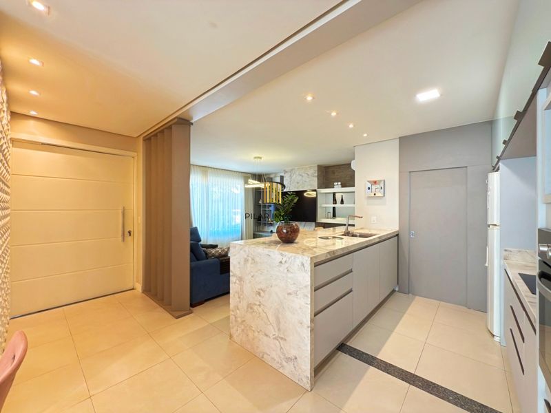 Casa térrea em condomínio fechado com 3 suítes.