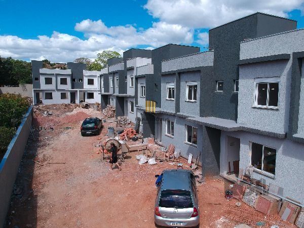 Casa Condominio em Porto Alegre, no bairro Vila Nova, com 2 dormitório(s), e 2 banheiros, à venda.