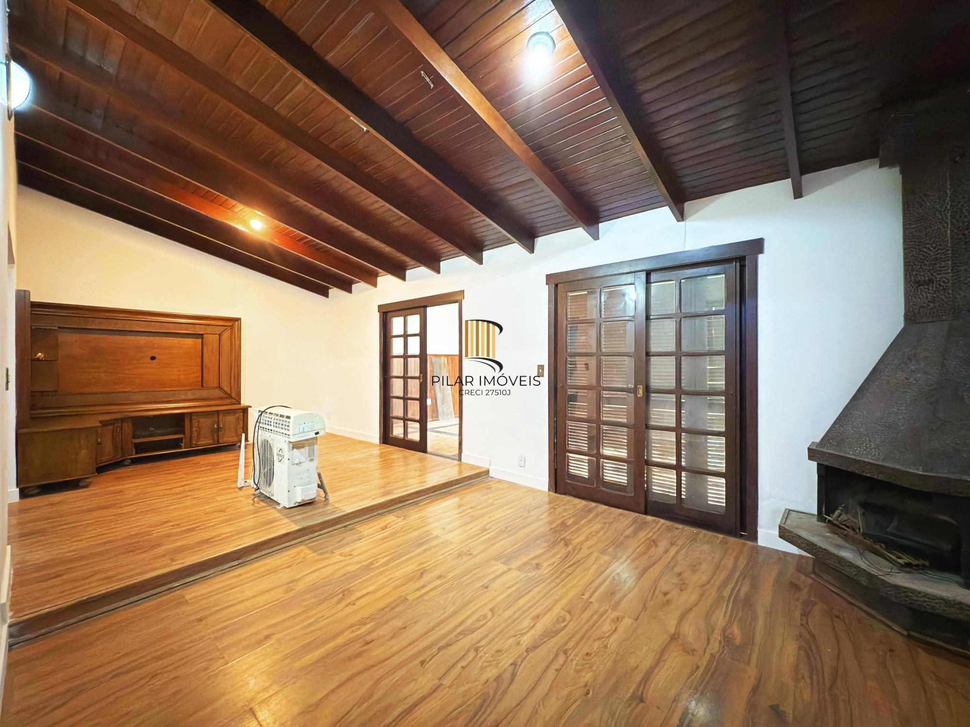 Residência á venda no bairro Guarujá com 2 dormitórios.