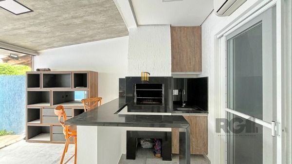 Casa em Porto Alegre, no bairro Hípica, com 3 dormitório(s), e 3 banheiros, à venda.