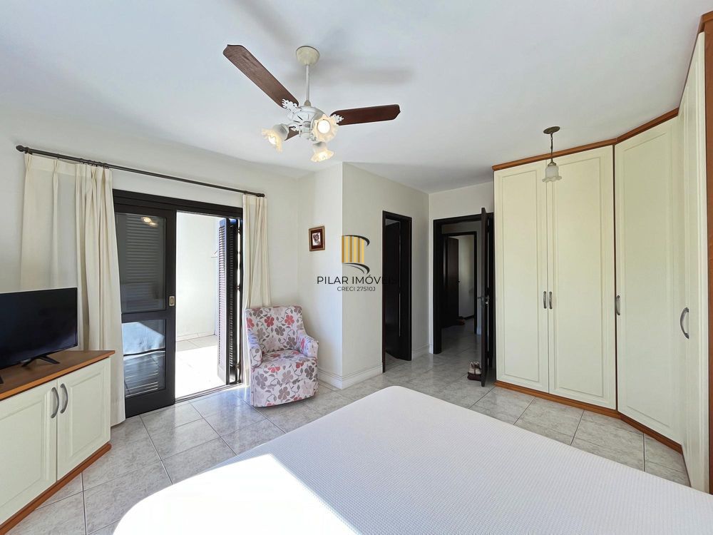 Ótima residência com 3 dormitórios, sendo 1 suíte, lareira e piscina.