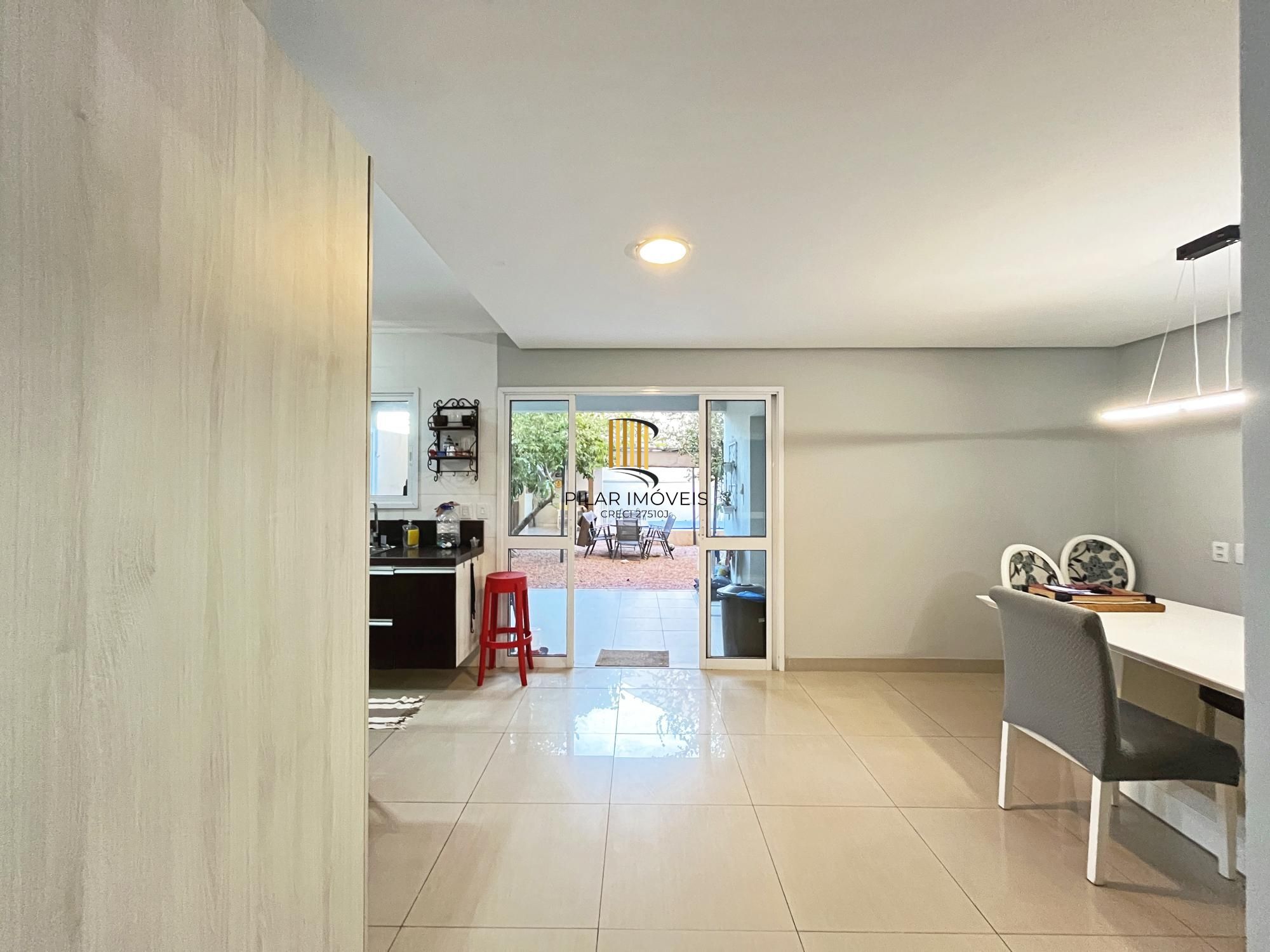 Casa para Venda - 270m², 3 dormitórios, sendo 1 suites, 2 vagas - Guarujá