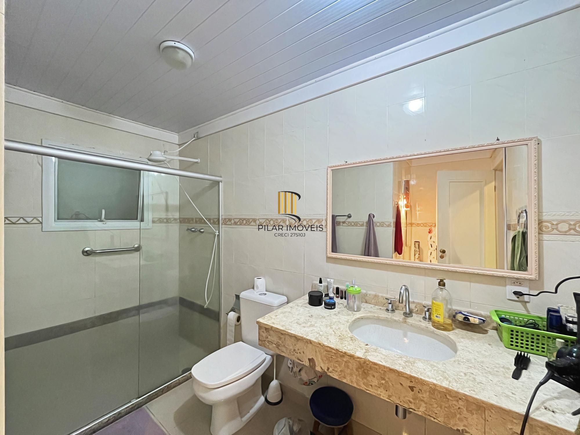 Ótima casa 2 dormitórios, 2 vagas, em rua calma no bairro.