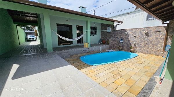 Casa em Porto Alegre, no bairro Vila Nova, com 3 dormitório(s), e 3 banheiros, à venda.