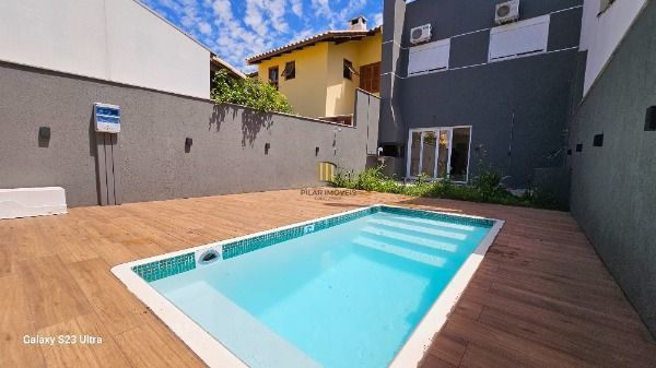 Casa em Porto Alegre, no bairro Hipica, com 3 dormitório(s), e 3 banheiros, à venda.