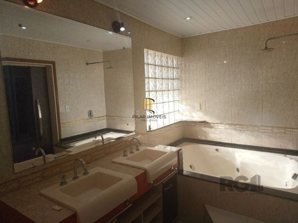 Casa em Porto Alegre, no bairro Restinga, com 4 dormitório(s), e 4 banheiros, à venda.