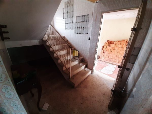 Casa em Porto Alegre, no bairro Cristal, com 4 dormitório(s), e 4 banheiros, à venda.