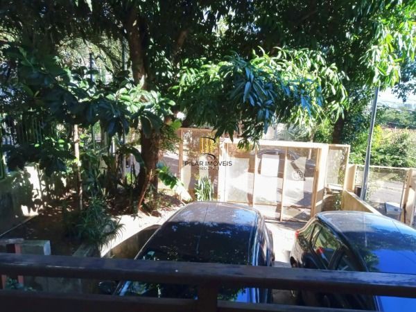 Casa em Porto Alegre, no bairro Teresópolis, com 2 dormitório(s), e 2 banheiros, à venda.