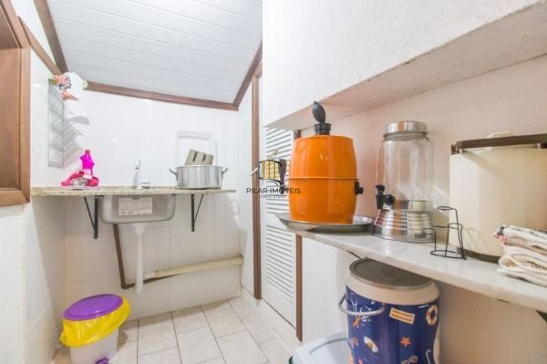 Casa para Venda - 300m², 4 dormitórios, sendo 1 suites, 8 vagas - Imperial Parque