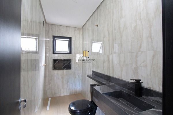 Casa em Porto Alegre, no bairro Hípica, com 3 dormitório(s), e 3 banheiros, à venda.