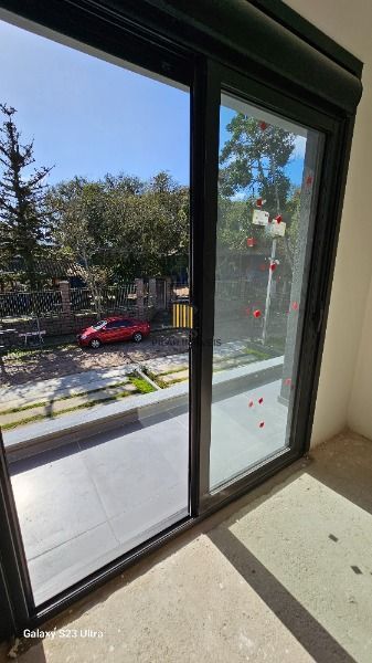 Casa em Porto Alegre, no bairro Ipanema, com 3 dormitório(s), e 3 banheiros, à venda.