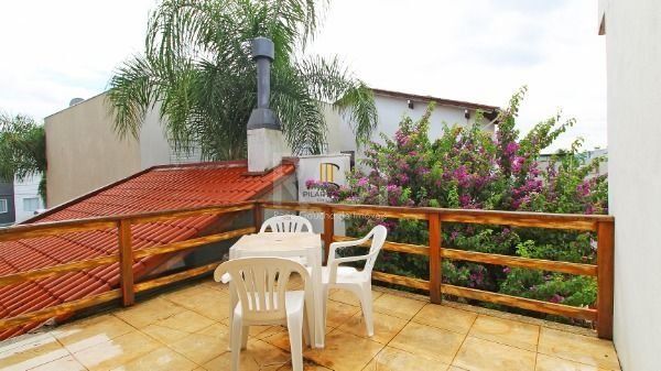 Casa em Porto Alegre, no bairro Hípica, com 3 dormitório(s), e 3 banheiros, à venda.