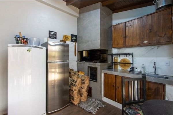 Casa em Porto Alegre, no bairro Aberta Dos Morros, com 5 dormitório(s), e 5 banheiros, à venda.