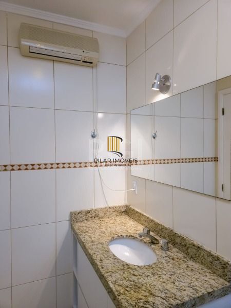 Casa em Porto Alegre, no bairro Vila Conceição, com 3 dormitório(s), e 3 banheiros, à venda.