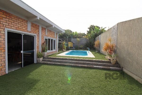 Casa em Porto Alegre, no bairro Belém Novo, com 3 dormitório(s), e 3 banheiros, à venda.
