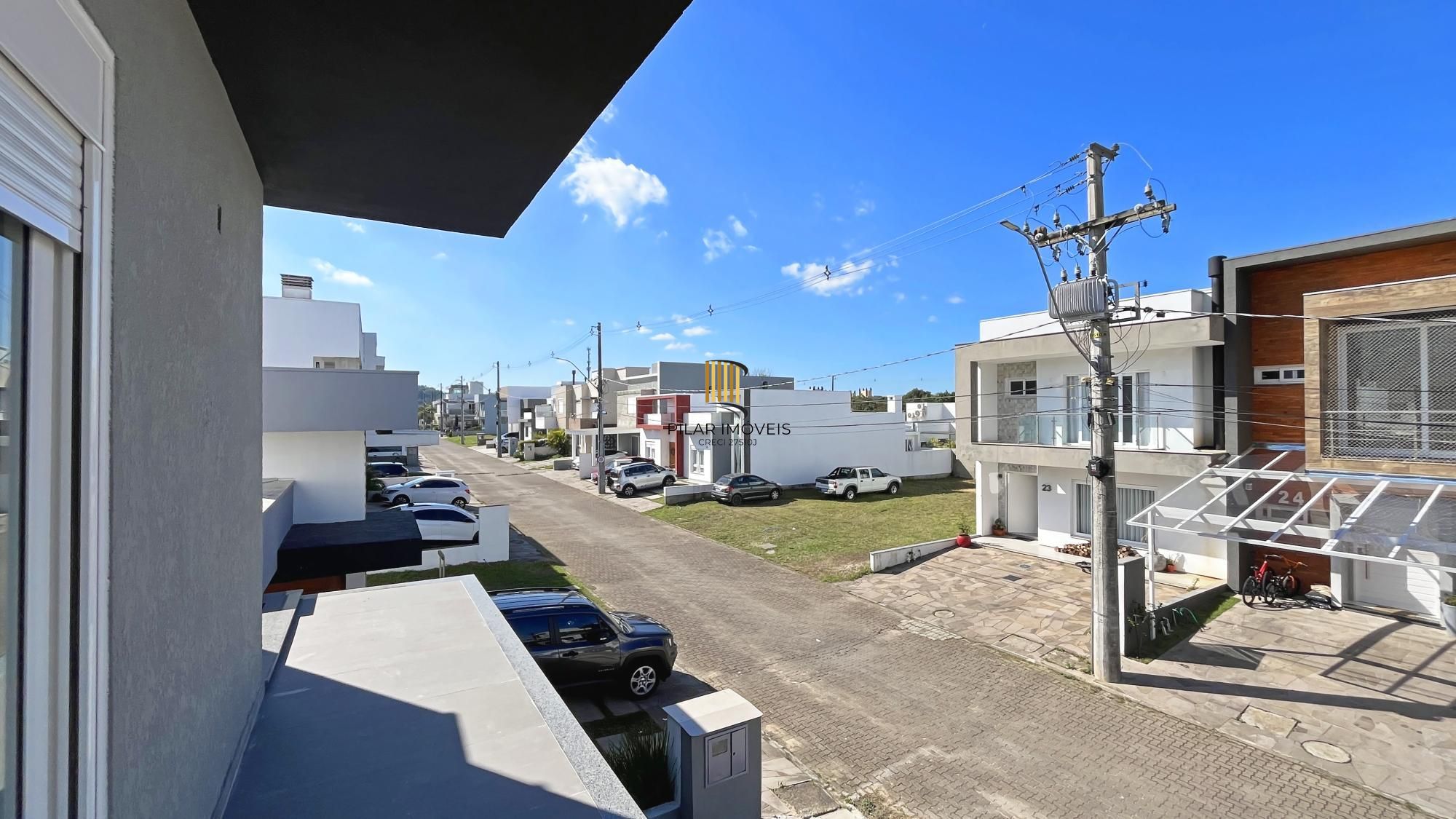 Casa 4 dormitórios( 1 dorm térreo) no Condomínio Villa Amalfi, na zona sul de Porto Alegre.