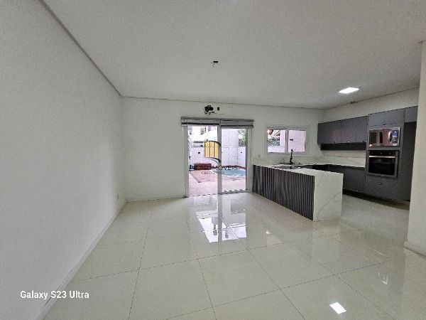 Casa Condominio em Porto Alegre, no bairro Hípica, com 4 dormitório(s), e 4 banheiros, à venda.