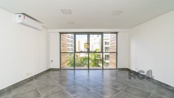 Conjunto/Sala em Porto Alegre, no bairro Tristeza, e 0 banheiros, à venda.