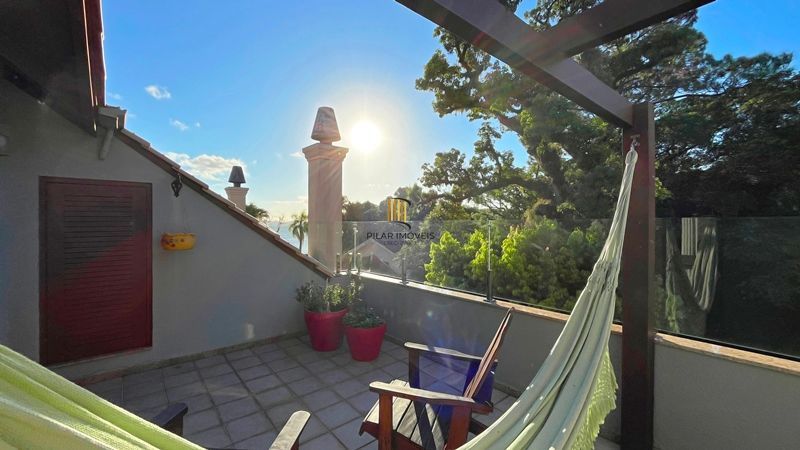 Requinte e conforto em casa de condomínio fechado no Bairro Pedra Redonda, Zona Sul de Porto Alegre.