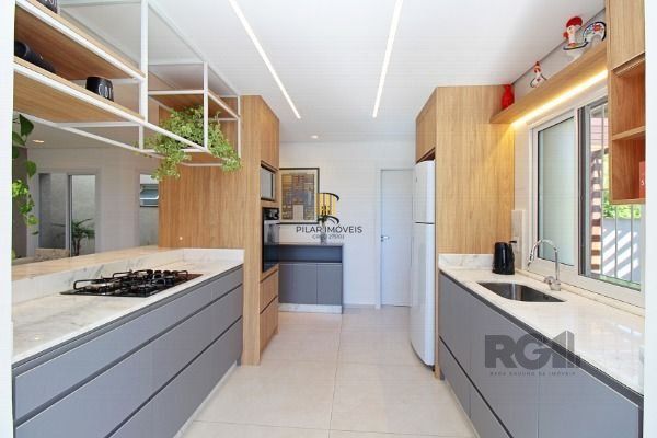 Casa em Porto Alegre, no bairro Espírito Santo, com 3 dormitório(s), e 3 banheiros, à venda.