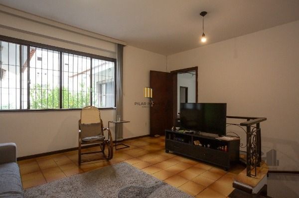 Casa em Porto Alegre, no bairro Medianeira, com 5 dormitório(s), e 5 banheiros, à venda.