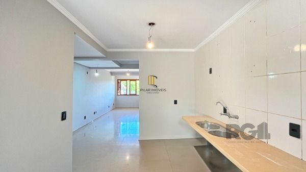 Casa em Porto Alegre, no bairro Guarujá, com 3 dormitório(s), e 3 banheiros, à venda.